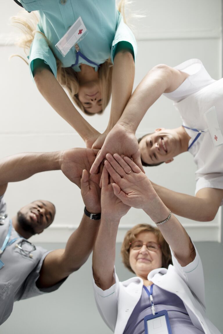 Nahaufnahme interdisziplinäres Team im Krankenhaus